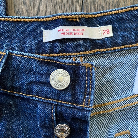 Levi’s dark wash wedgie straight jeans, size 28 - Picture 3 of 4